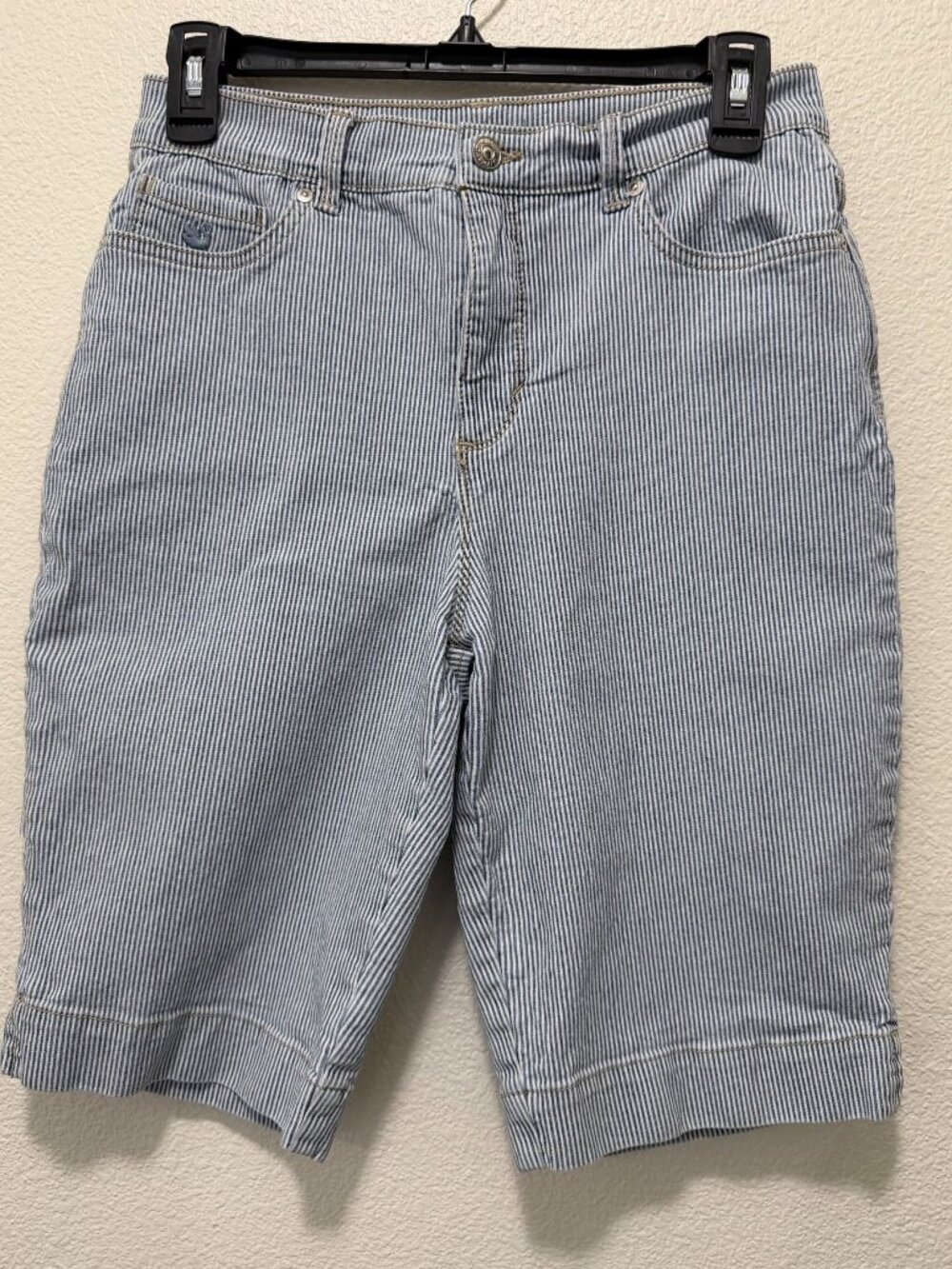 Gloria Vanderbilt blue and white pinstripe denim bermuda shorts, slimming, sz 4